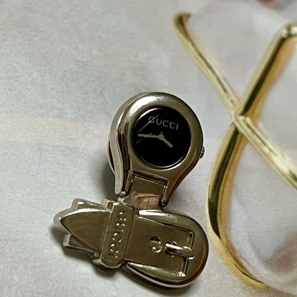 Gucci Silver pin or brooch with watch details. - Picture 7 of 10